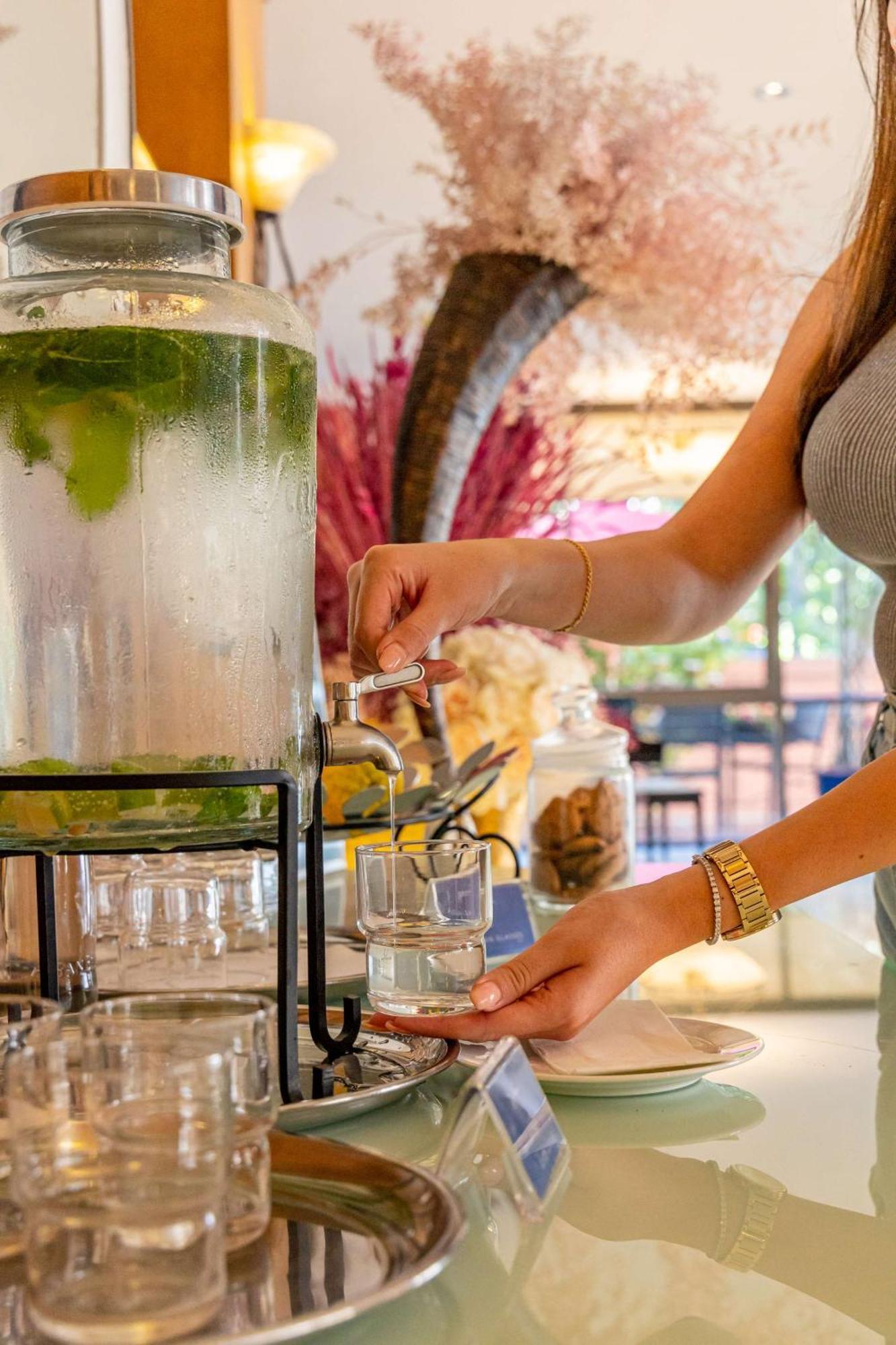 Hotel Radisson Blu Martinez Beirut Exterior foto A woman filling a glass with a beverage