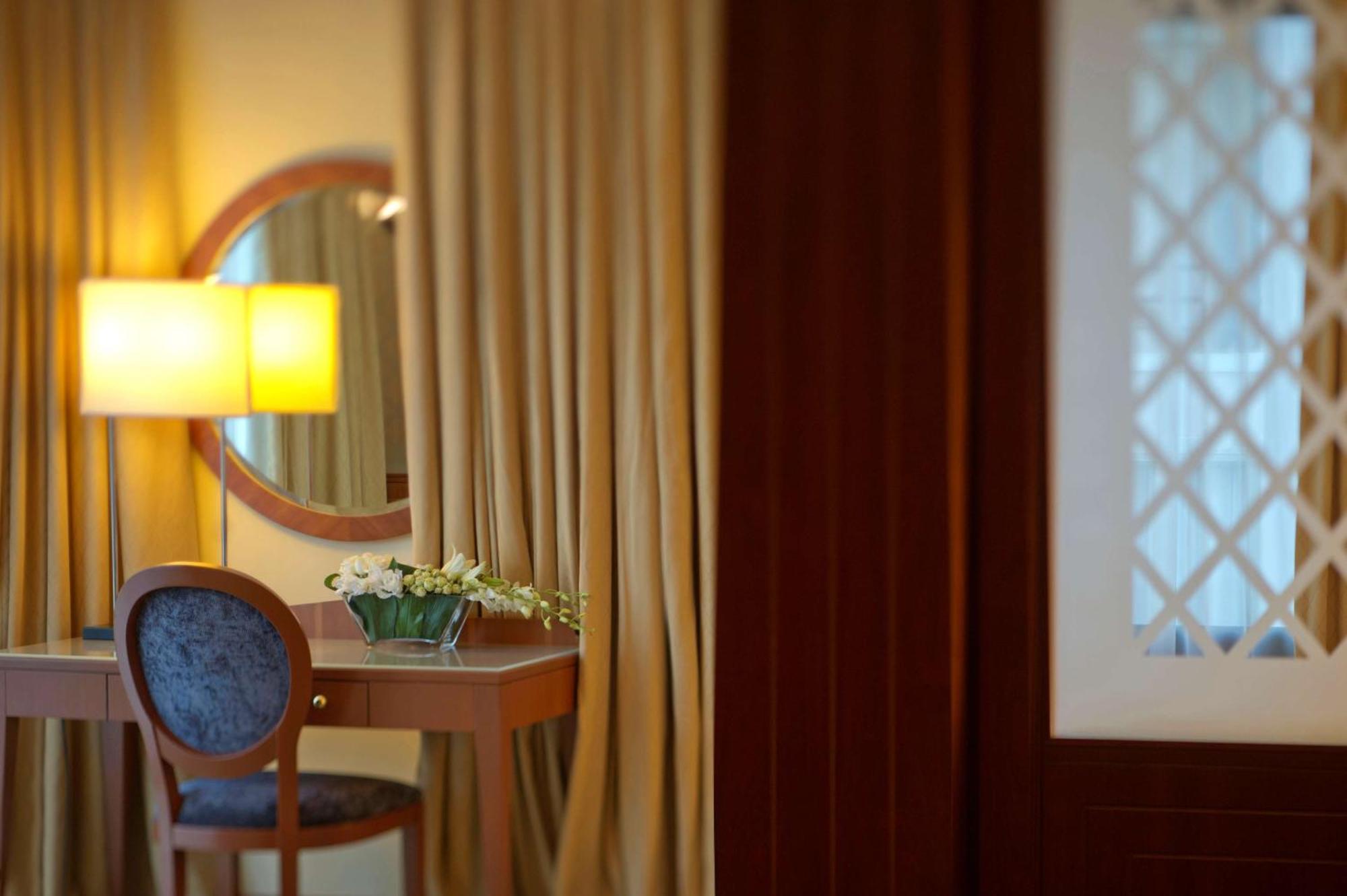 Hotel Radisson Blu Martinez Beirut Exterior foto A room at the hotel