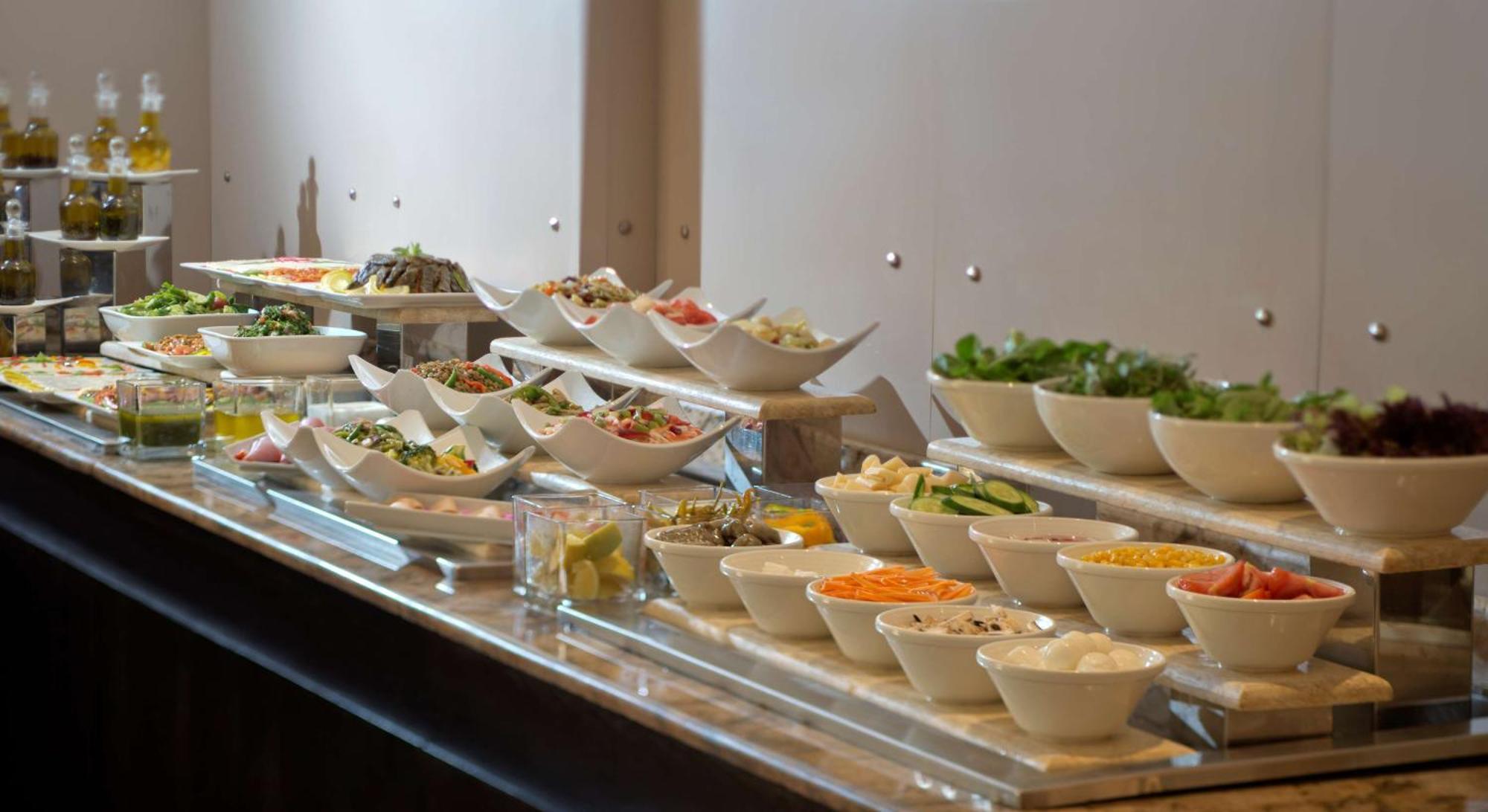 Hotel Radisson Blu Martinez Beirut Exterior foto A salad bar