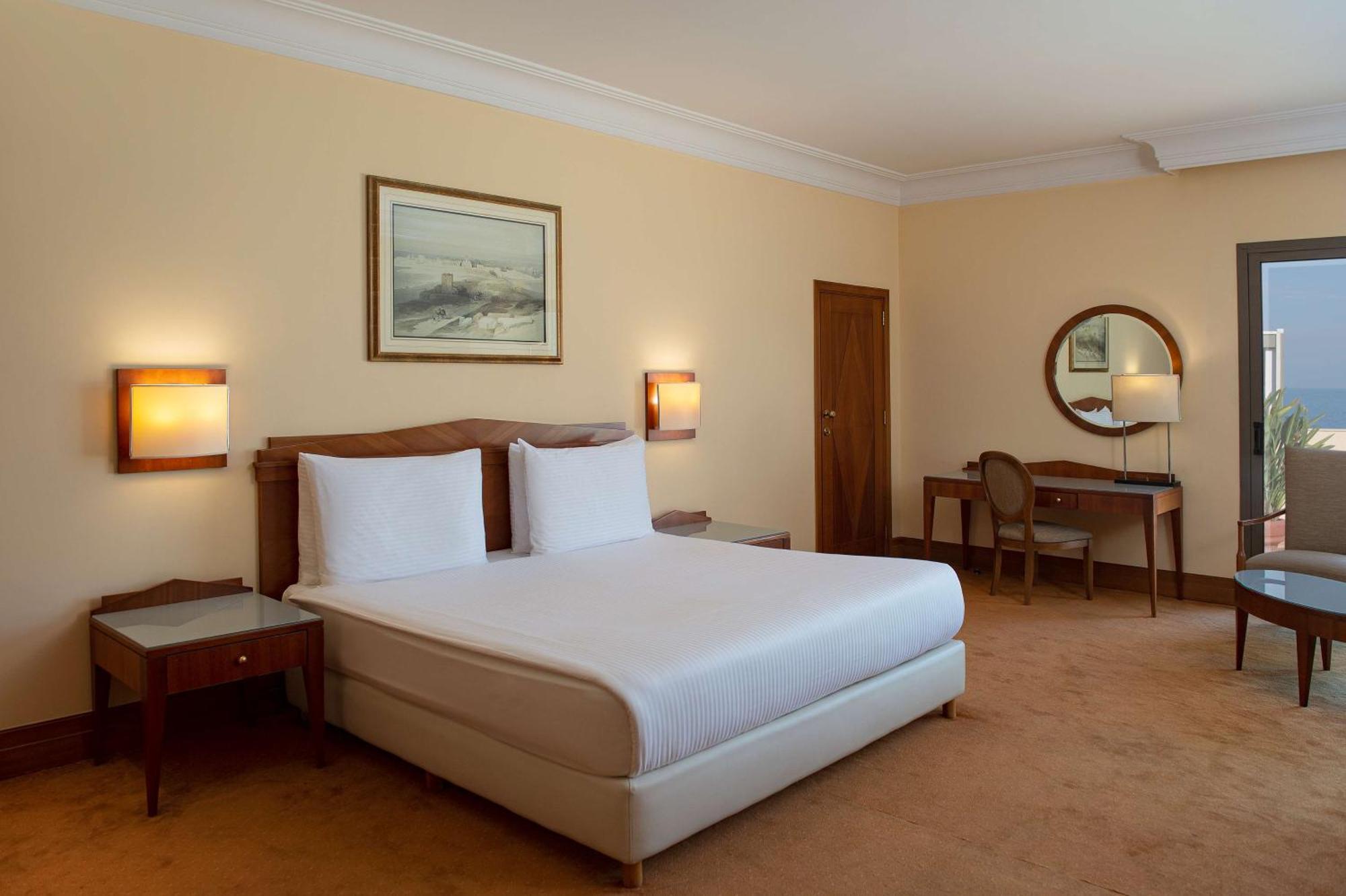 Hotel Radisson Blu Martinez Beirut Exterior foto A room at the hotel