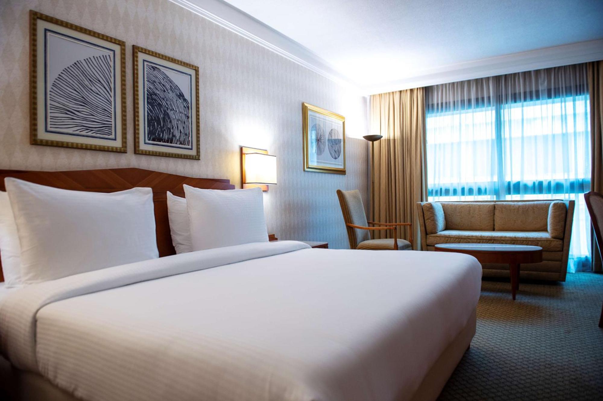 Hotel Radisson Blu Martinez Beirut Exterior foto A room at the hotel