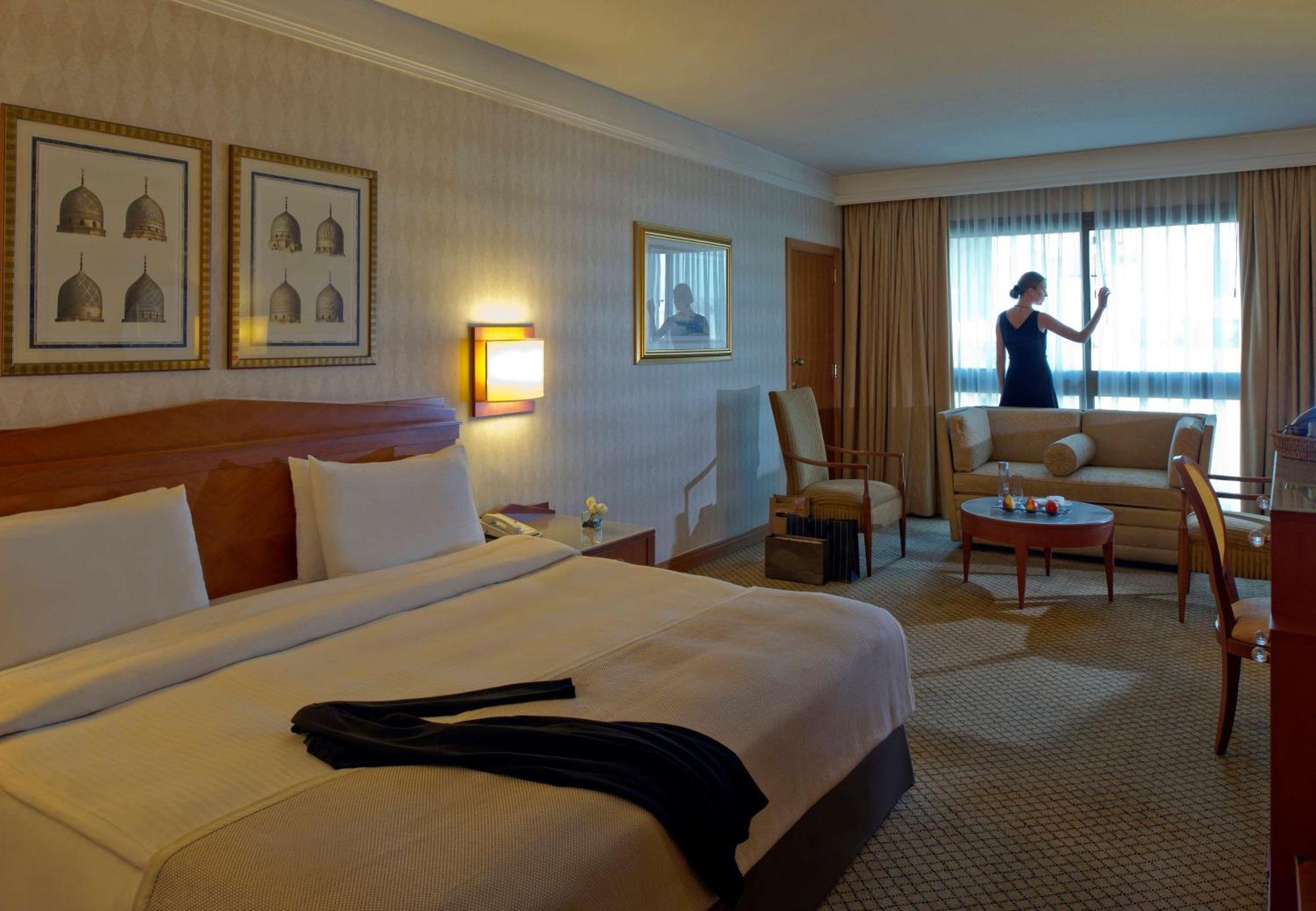 Hotel Radisson Blu Martinez Beirut Exterior foto A maid cleaning a hotel room